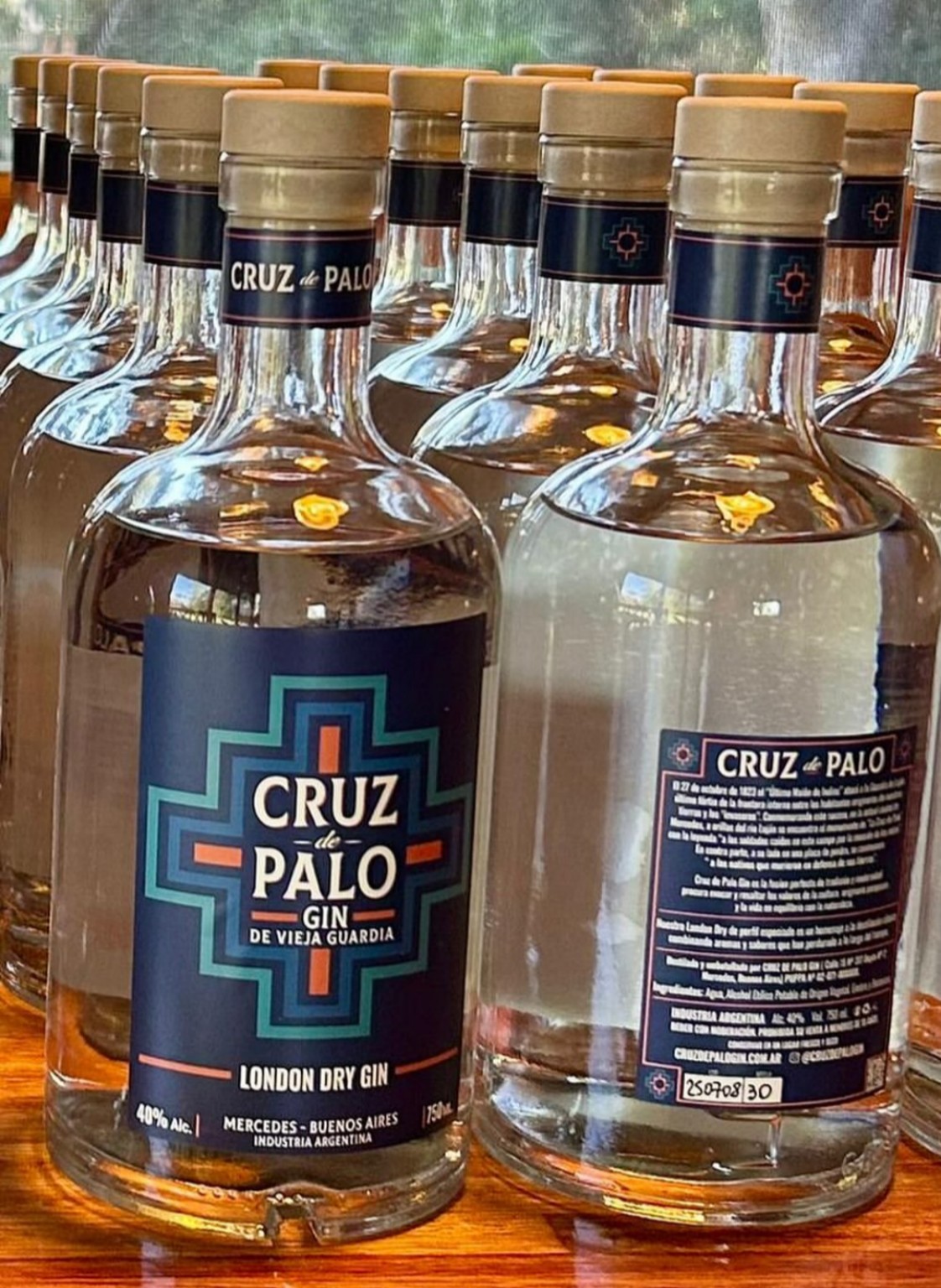 Cruz de Palo Gin junto a su reconocimiento